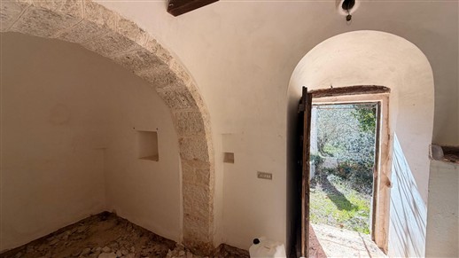 Corpo Di Trulli Con Fabbricati